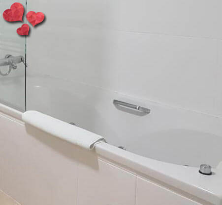 habitación con bañera de hidromasaje en Moraira Alicante