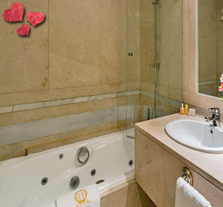 Habitación con bañera de hidromasaje en Madrid